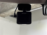 【ドライブレコーダー】映像・音声などの運転中の記録を残します。事故などを起こした起こされた時の証拠になりえますので、もしも時でも安心ですね。