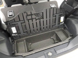 フレキシブルボードが標準装備なので荷室床の高さや形を変えることで、積む荷物に応じて使い分けできるアレンジ性が高い機能です。