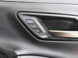 運転席側面には2名分のシートとステアリングを最適ポジションを記憶・再現できるポジションメモリーを設定しています。
