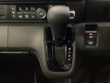 運転席周辺のスマートなレイアウトが、操作のしやすさを実現。快適なドライブをサポートします。