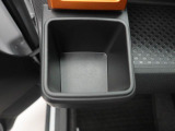 カップホルダーは運転席や助手席からちょうど手の届く位置です!!