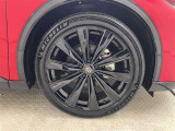 純正アルミホイール付きです。タイヤサイズは235/45R21になります。