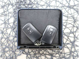 【スマートキー】キーをバッグやポケットに入れたままでもドアロックの開閉が出来るほか、エンジンキーを挿さなくてもエンジンスタートストップが出来ます。