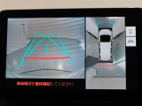 パノラミックビューモニター付きです。車両を上から見たような映像をモニター画面に表示。運転席からの目視では見にくい、車両周辺の状況をリアルタイムでしっかり確認できます。