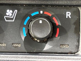 【シートヒーター&ベンチレーション】夏場は涼しい風でお尻や背中の熱やムレを防ぎ、冬はエアコンよりも早く温まってポカポカに!季節を問わず快適に過ごせます。