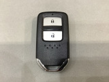 スマートキーを装備しています。鍵を差し込むことなくドアロックの開け閉めと、スタートボタン操作でのエンジンスタートができます。