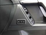 運転席シートポジションメモリーでスイッチを押すだけでシートが設定したポジションに動くので便利です!