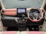 運転席周りになります。内装色はピンク/ベージュ系です。