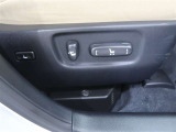 パワーシート搭載。微妙な調整が手軽にでき、良いポジションで運転することが可能です。