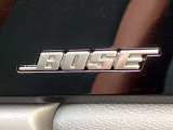 BOSEサウンドシステムを搭載。「良い音を出す」ではなく、その車種のごとに特徴を計算(車種専用設計)し、「反響音」を作り出すことによってどの座席でも自分中心で音が聴こえ、「心地よい空間」を作り出します。