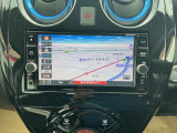通信ユニット内蔵の日産純正メモリーナビ(MM318D-W)装備、スマホアプリと連動、音声対話検索などに対応した高機能ナビ。多彩なメディア再生。