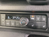 【オートエアコン】一度お好みの温度に設定すれば、車内の温度を検知し風量や温度を自動で調整。暑い&hellip;寒い&hellip;と何度もスイッチ操作をする必要はありません。快適な車内空間には必須の機能ですね♪