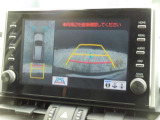 パノラミックビューモニター付きです。車両を上から見たような映像をディスプレイオーディオ画面に表示。運転席からの目視だけでは見にくい、車両周辺の状況をリアルタイムでしっかり確認できます。