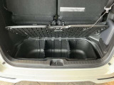 荷室の床下にも収納があります☆こちらにスペアタイヤなどの工具類がございます