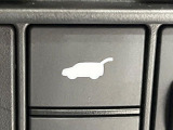 【パワーバックドア】スマートキーや運転席のボタンを押すだけでリアゲートが自動で開閉します!荷物を持っている時や、高い位置にあるバックドアを閉める際に便利な機能です♪