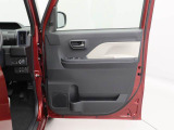 運転席・助手席ドアの内側にドアポケットが装備されています。