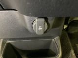 アクセサリーソケットはUSBのアダプターなどをつければ、スマホの充電にも使えます。周辺には物が置けるボックスがついています。