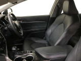 高いホールド性で運転姿勢が安定します。長距離ドライブでも疲れにくいのが魅力です。快適なドライビングライフをお送りください♪