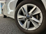 アルミホイールのサイズは16インチ。タイヤサイズは205/55R16です。