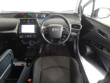 革巻き(合皮製)ステアリングで快適な操作性の運転席です。