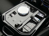 BMW SOSコール:エアバックが展開するような事故が発生した時に、車両に搭載されている通信端末から自動的にBMW SOSコールセンターにSOSコールが発信されます。