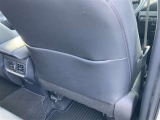 運転席後ろにも紙など入れれるスペースがあります