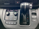 オートエアコン標準装備です。1年中快適な室内を提供!車内温度を設定すると風向き、風量を自動で調節してくれます。