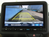 リアワイドカメラシステム!従来の視野に加えて、後方側方を約180&deg;まで見えるワイドビューと、後方を真上から見たような視野で駐車時などに便利なトップダウンビューの3つの視野があります!