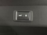 【パワーバックドア】スマートキーや運転席のボタンを押すだけでリアゲートが自動で開閉します!荷物を持っている時や、高い位置にあるバックドアを閉める際に便利な機能です♪