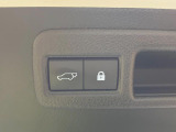 【パワーバックドア】スマートキーや運転席のボタンを押すだけでリアゲートが自動で開閉します!荷物を持っている時や、高い位置にあるバックドアを閉める際に便利な機能です♪