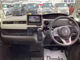 【ハンドル】運転にかかわる様々な操作を安全に行えるように視点移動が少なく操作性に配慮されたスイッチ類が凝縮されたコックピットです。