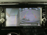 ギアを『R』に入れた後、カメラボタンを押すと、運転席から見えない左側面をナビ画面にうつしてくれるので、幅寄せや縦列駐車がし易くなります。