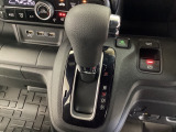CVT車のセレクトレバーです。低速から高速まで、変速ショックのないスムーズな走りと、エンジン効率のよい領域を維持して燃費にも貢献します。サイドブレーキはスイッチ操作の電子制御パーキングブレーキです。