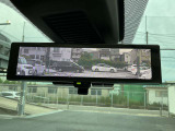 インテリジェントルームミラーです。人や物で視界が遮られてても、車体後部のカメラ映像に切り替えることにより、クリアな後方視界を実現しています。