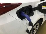 運転席側側面に充電ケーブルをつなぐアタッチメントを装備しています