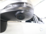 助手席側で見えにくい左前方の映像を、車内のマルチファンクションディスプレイに映し出します。前方への駐車や左寄せ、狭い道でのすれ違いなど、さまざまなシーンで安心して運転できる便利な機能です。
