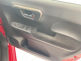 【パワーウインドウ】運転席のスイッチで、各席の窓ガラスの開閉ができます!あると便利ですよね!