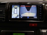 パノラミックビューモニター付きです。車両を上から見たような映像をディスプレイオーディオ画面に表示。運転席からの目視だけでは見にくい、車両周辺の状況をリアルタイムでしっかり確認できます。