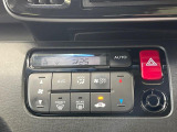 【オートエアコン】一度お好みの温度に設定すれば、車内の温度を検知し風量や温度を自動で調整。暑い&hellip;寒い&hellip;と何度もスイッチ操作をする必要はありません。快適な車内空間には必須の機能ですね♪