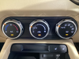 空調スイッチ類は最近流行のタッチパネル式ではなく、運転中でも直感的に操作できるダイヤル式を採用しております。