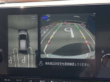 アラウンドビューモニターです。4つのカメラからの映像を合成・処理することで空から見下ろすような視点で周囲を確認でき、駐車時のクルマの位置確認がスムーズになります。