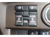 スライドドアの開閉は、ドアハンドルはもちろん運転席からのスイッチ操作でも可能です。お子様の送迎時の乗り降りも一段と楽になります。