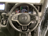 ハンドルにHondaセンシング系のクルーズコントロールなどのスイッチと、オーディオの操作スイッチが装備されています。ハンドルから手を離さず安全に操作できます。