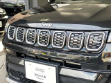 Jeep伝統の7スロットグリルはシルバーがアクセントに存在感を際立たせています。