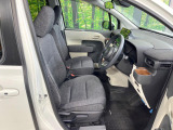 運転席まわりには十分なスペースがあり、大柄な方でもゆったり運転していただける環境です。