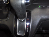 インパネシフトだから視線の移動も少なく足元もスッキリ。運転席もゆったりしているのでゆとりを持ってドライブできますね。