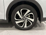 タイヤサイズは(195/60R17)で純正アルミホイールです。