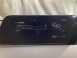 カメラが車線を認識してはみ出しそうになるとステアリングアシストが介入するレーン・キープ・アシストシステムを装備しております。お好みで作動・非作動の設定も可能です。