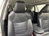 高いホールド性で運転姿勢が安定します。長距離ドライブでも疲れにくいのが魅力です。