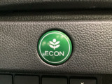 ECONモードをONにするとアクセルペダルの動きに対するエンジンの反応とエアコンの制御を切り換えることで、燃費のいい運転をするドライバーがペダルを踏んだ時と同じようにエンジンを制御します。